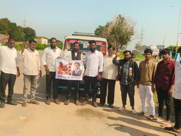 ‘ఆత్మగౌరవ సభకు బయలుదేరిన ఎమ్మార్పీఎస్ నాయకులు’