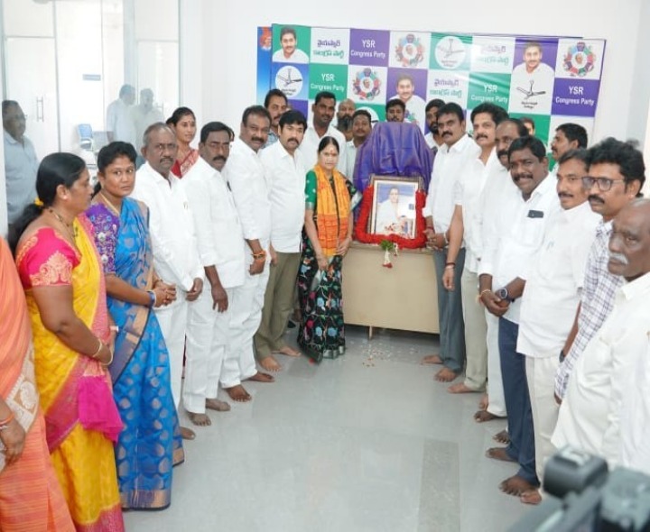 వైసీపీ కార్యాలయంలో రాష్ట్ర అవతరణ వేడుకలు