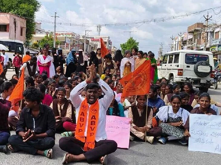 ‘స్కాలర్‌షిప్‌, ఫీజు బకాయిలు వెంటనే విడుదల చేయాలి’