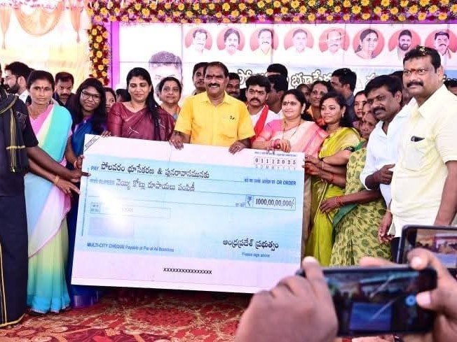 రూ. 1,000 కోట్లు చెక్కు పంపిణీ చేసిన మంత్రి
