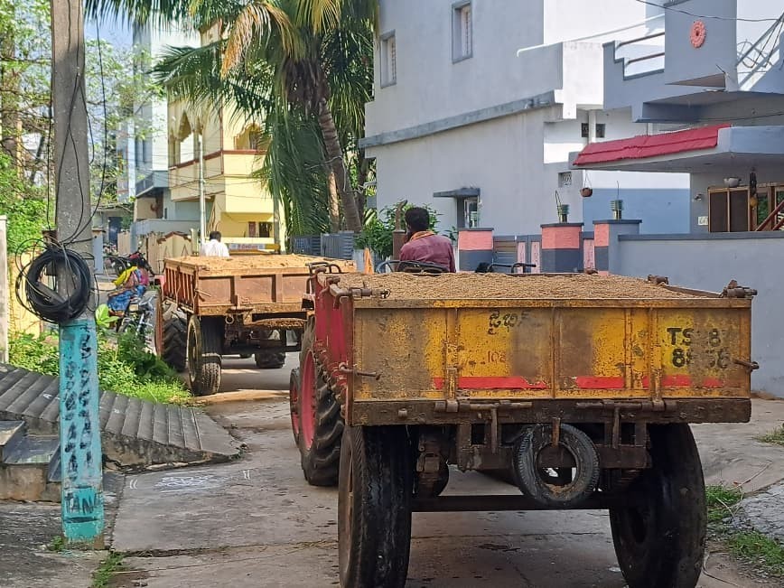 పట్టపగలే యథేచ్ఛగా అక్రమ ఇసుక రవాణా