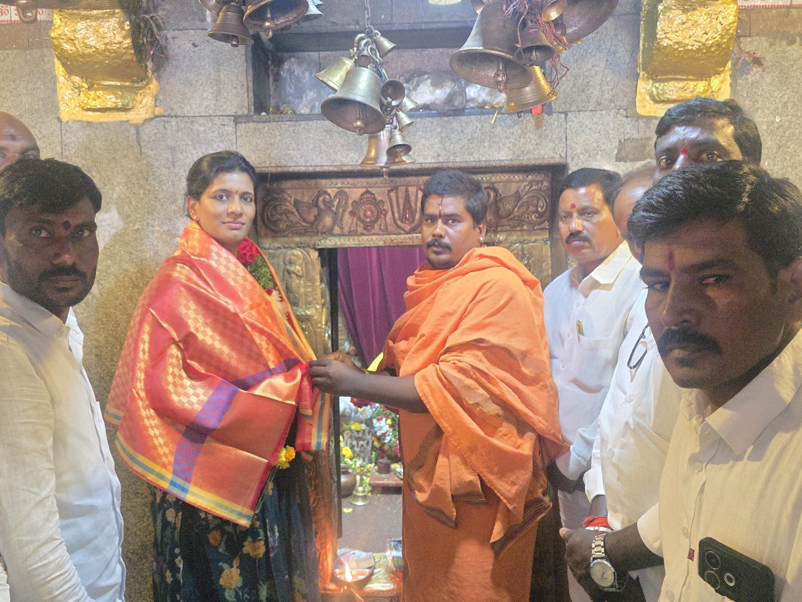 మల్దకల్‌లో డీకే స్నిగ్ధ రెడ్డి ప్రత్యేక పూజలు