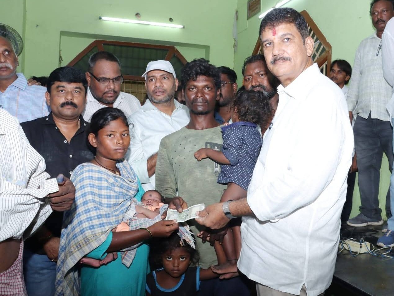 తుఫాను బాధితులకు ఎమ్మెల్యే ధూళిపాళ్ల ఆర్థిక సహాయం