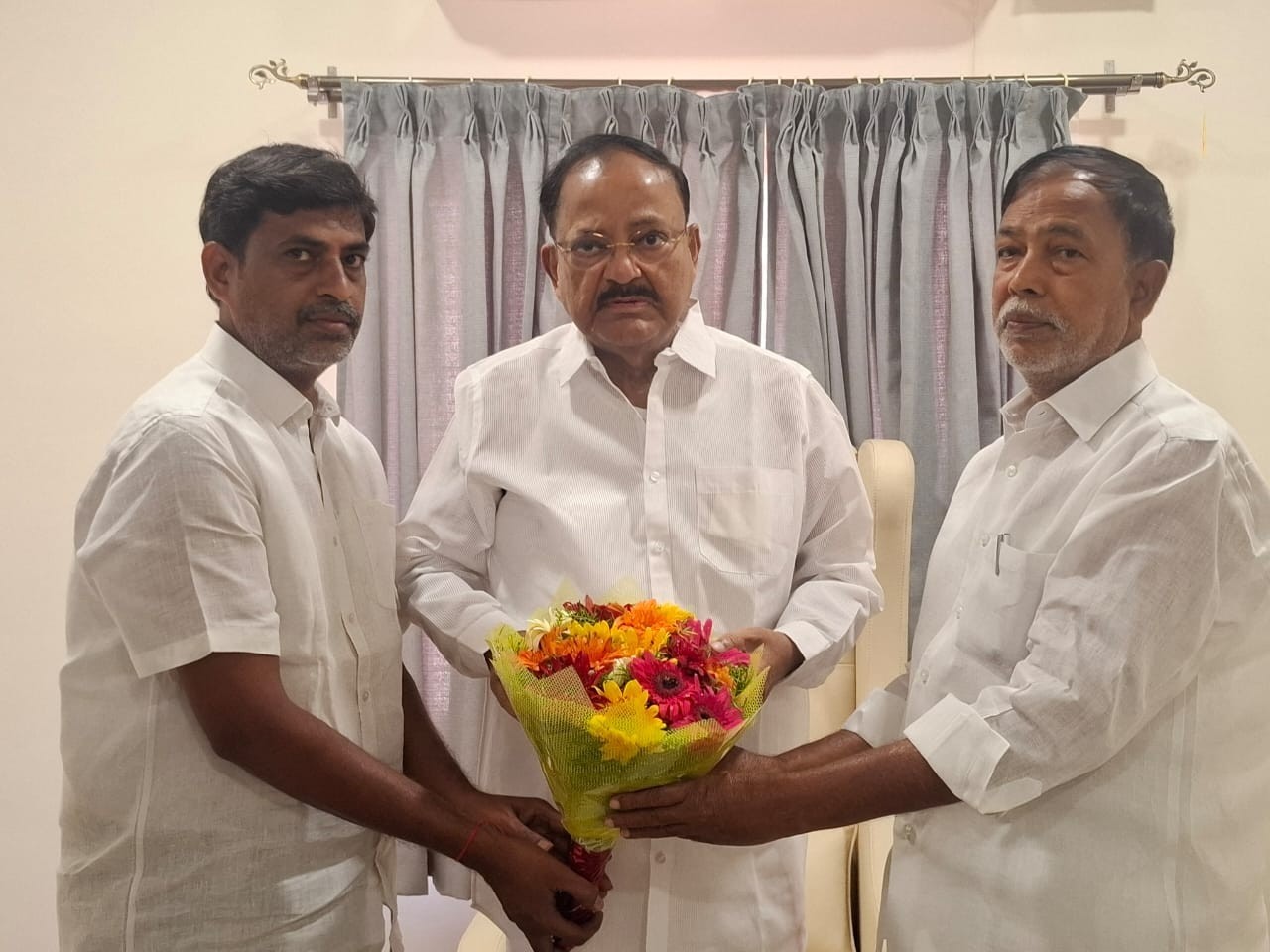 మాజీ ఉపరాష్ట్రపతి కి సత్కారం