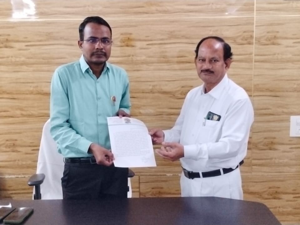 ‘స్మార్ట్ కార్డులు సచివాలయం ఉద్యోగుల చేత పంపిణీ చేయాలి’