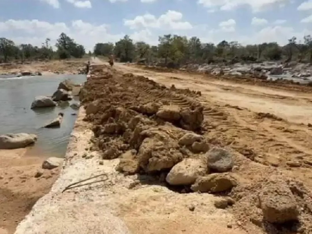 గ్రామాలకు రాకపోకలు కల్పించాలి’