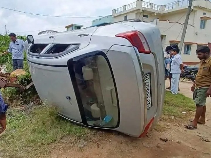 డోన్ ఎంపీడీవో వాహనం బోల్తా.. తప్పిన ప్రమాదం