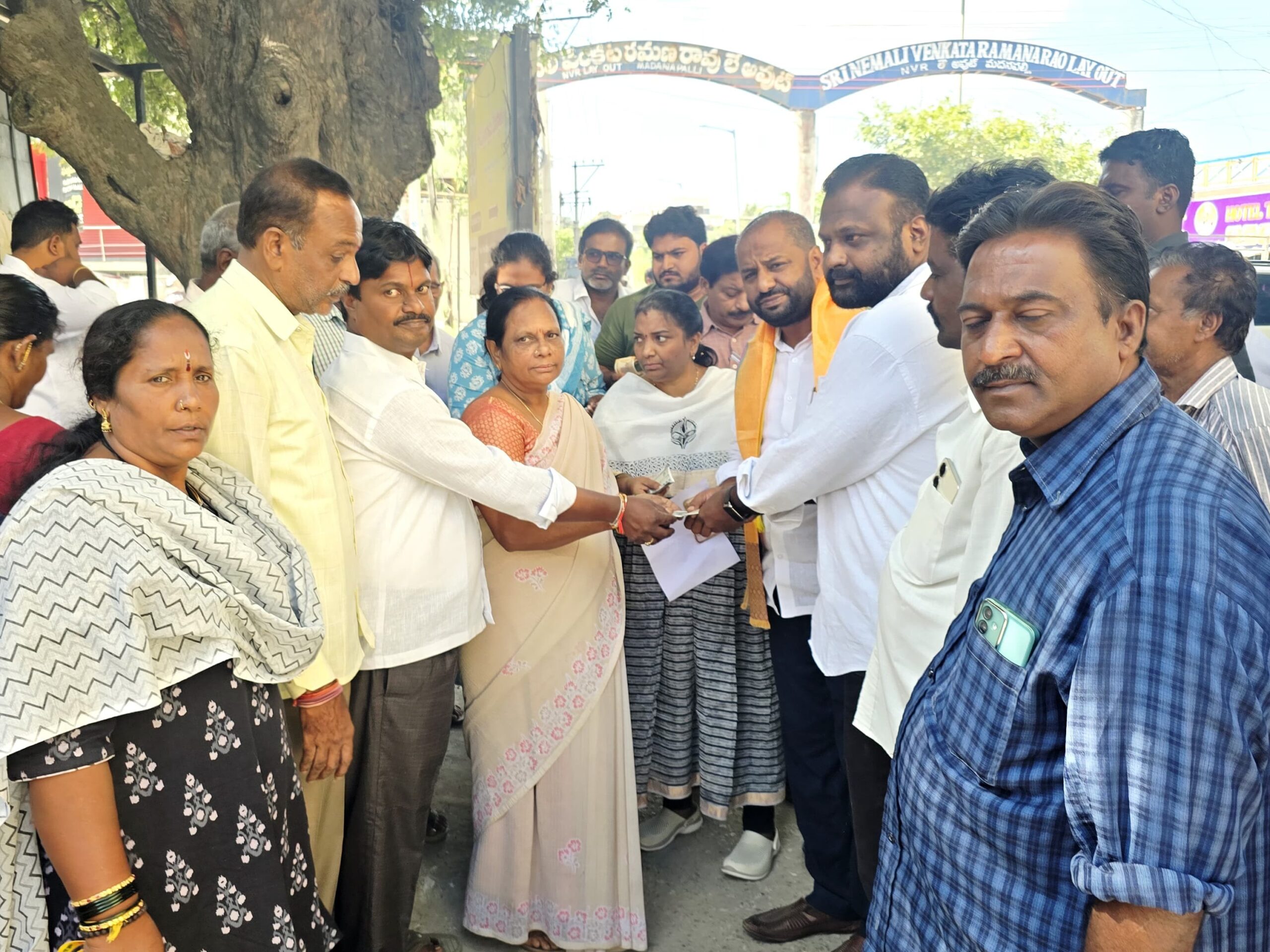 లబ్ధిదారులకు పెన్షన్ నగదును అందజేసిన ఎమ్మెల్యే