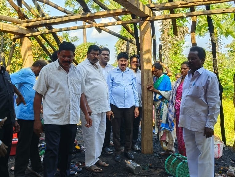 ఇళ్లు దగ్ధమైన కుటుంబాన్ని పరామర్శించిన ఎమ్మెల్యే