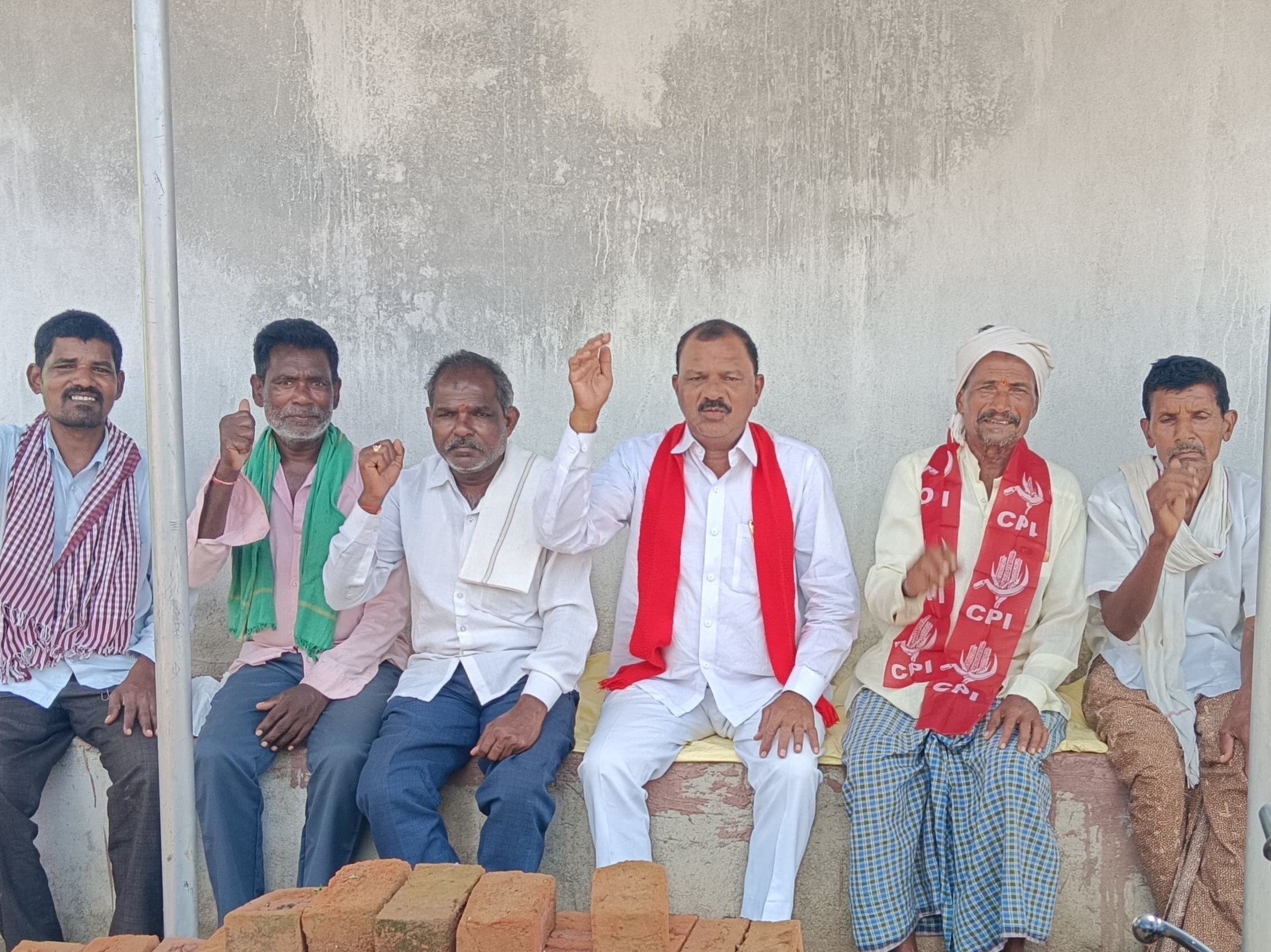 తేమశాతంతో సంబంధం లేకుండా పంటలను కొనుగోలు చేయాలి: సీపీఐ