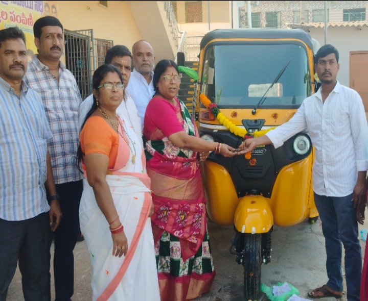 సబ్సిడీ ఆటోను అందజేసిన ఎమ్మెల్యే