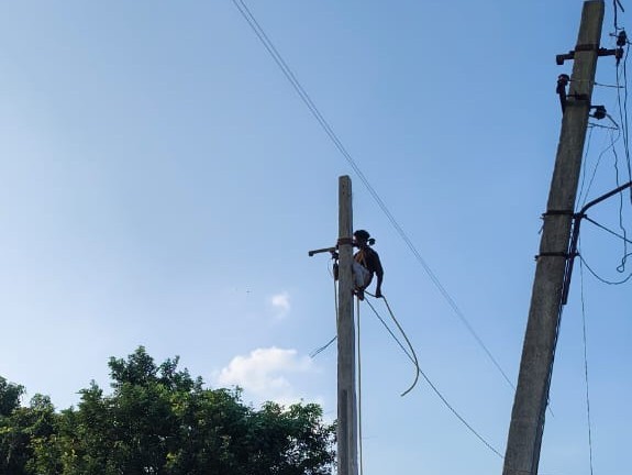 ఎమ్మెల్యే  చొరవతో విద్యుత్ లైన్ మార్పు