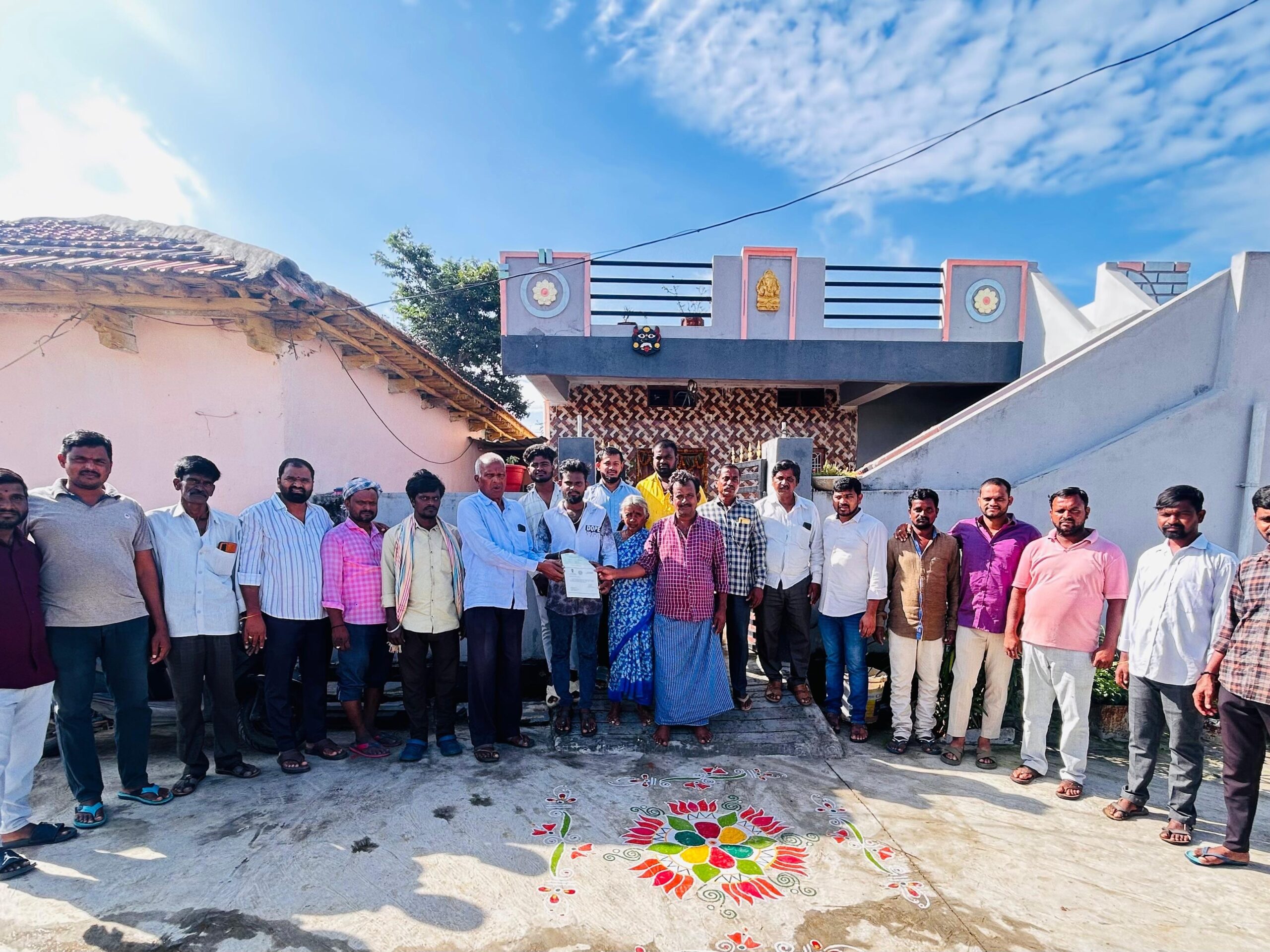 సీఎం రిలీఫ్ ఫండ్ చెక్కు పంపిణీ చేసిన కాంగ్రెస్ నాయకులు