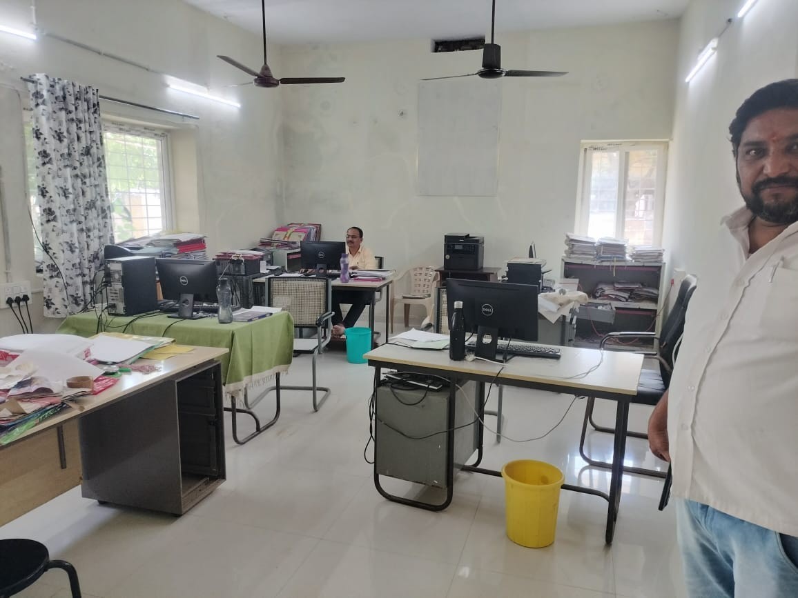 ఆ కార్యలయంలో అధికారులు లేరు..