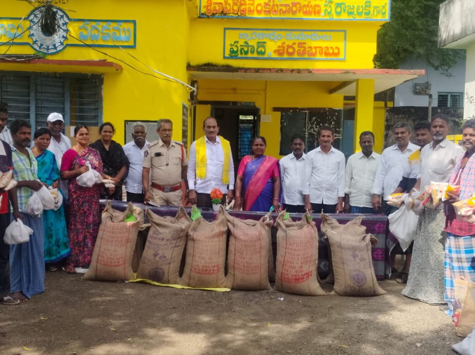 మత్స్యకారుల కుటుంబాలకు నిత్యవసర సరుకులు