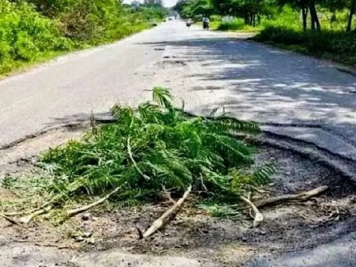 రోడ్డు మద్యలో ప్రమాదకరంగా పెద్ద గోతి