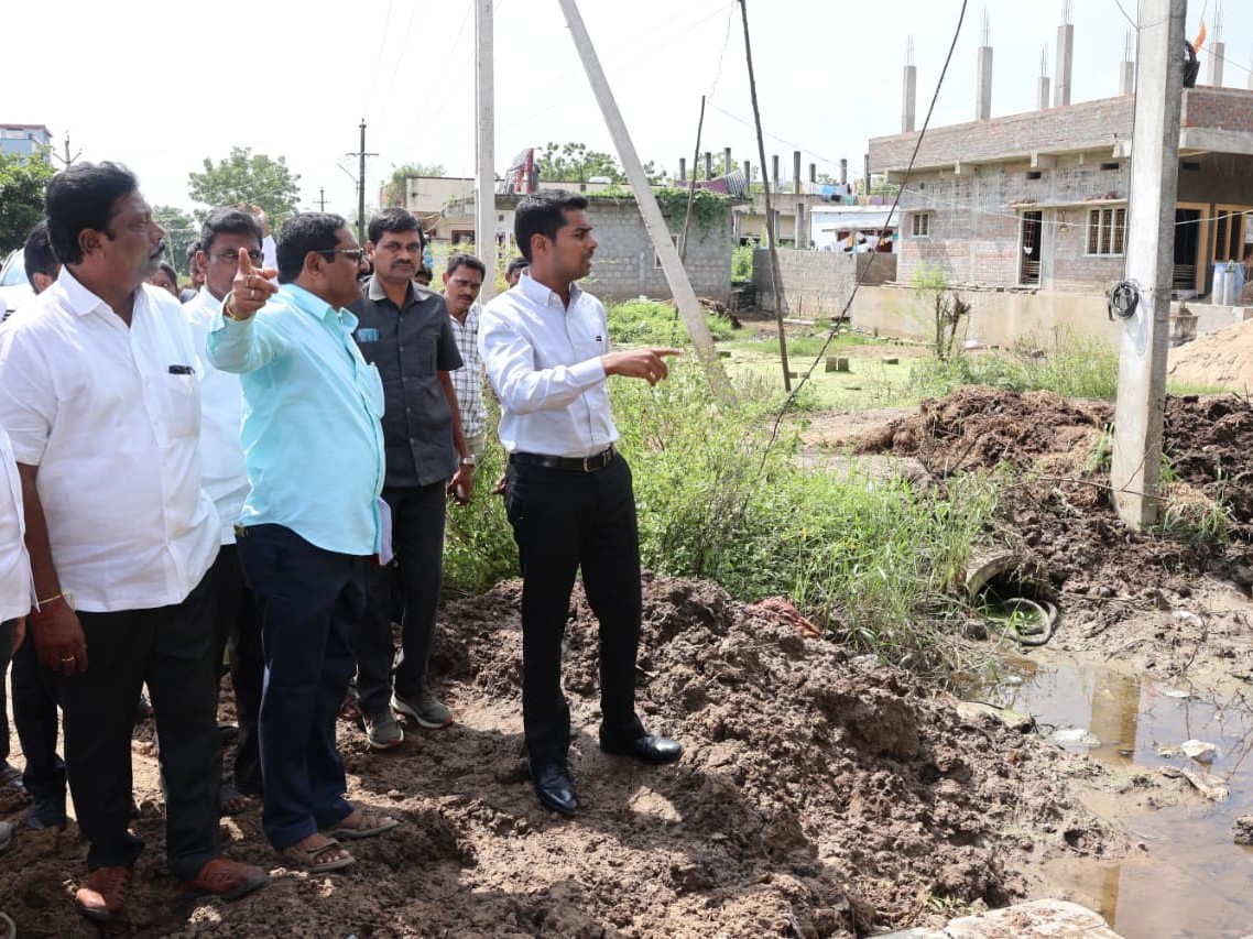 డ్రైనేజీ పనులు నాణ్యతతో సత్వరమే పూర్తి చేయాలి: కలెక్టర్