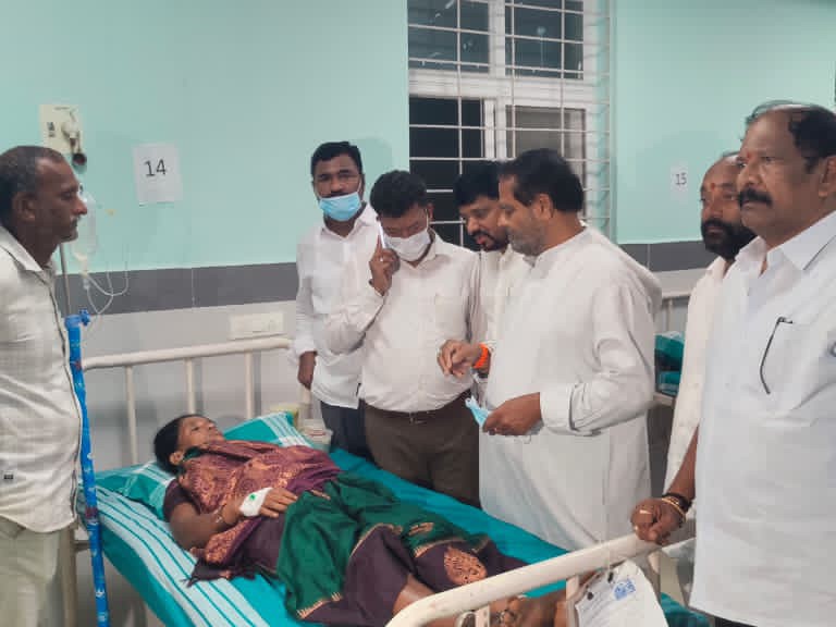 క్షతగాత్రులను పరామర్శించిన మాజీ స్పీకర్, మాజీ మంత్రి