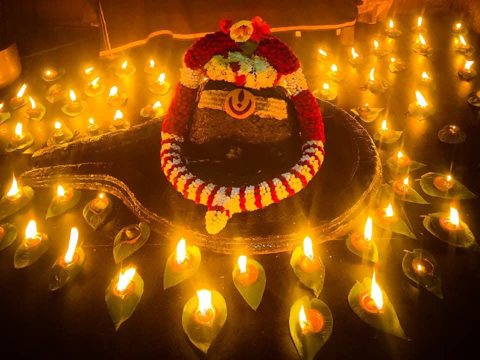 దీప కాంతుల్లో బుగ్గ రామలింగేశ్వర స్వామి దర్శనం