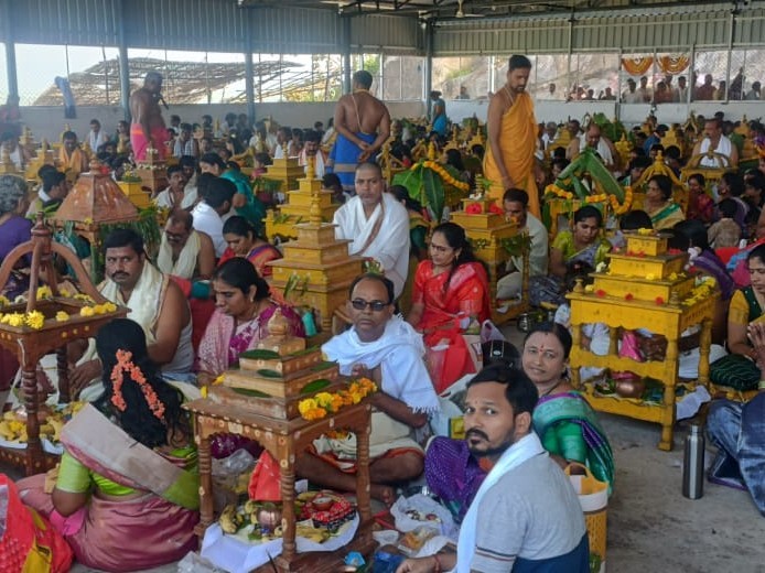 దేవాలయంలో సత్యనారాయణ స్వామి వ్రతాలు