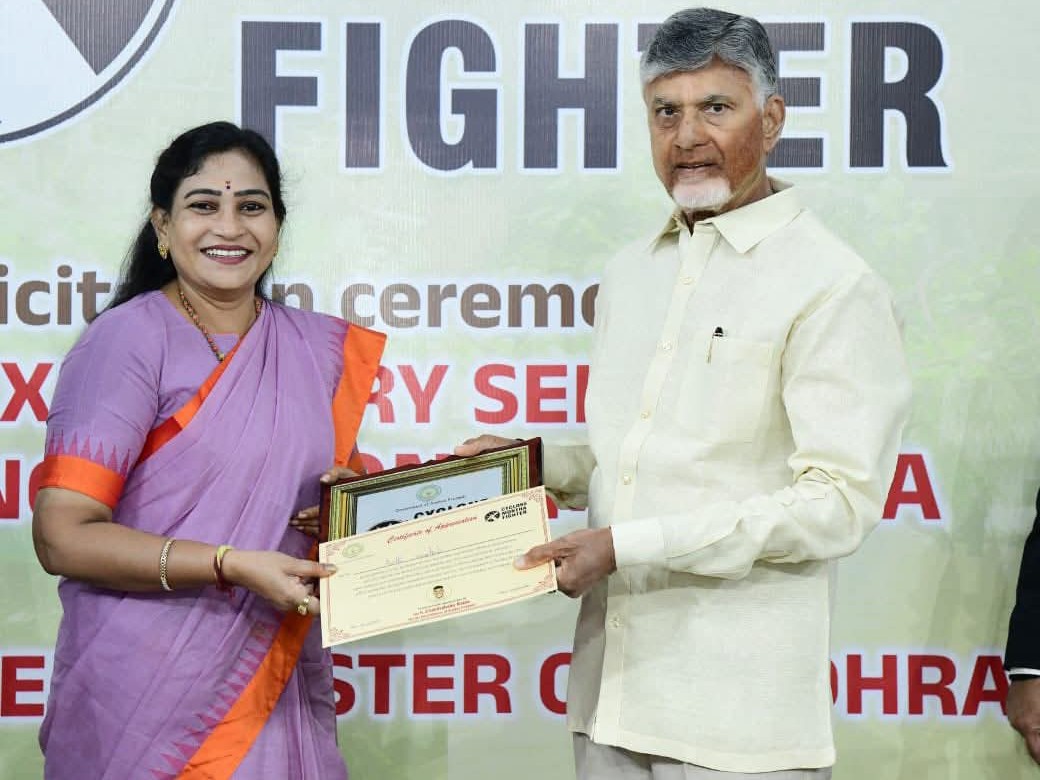 హోం మంత్రి పనితీరును ప్రశంసించిన సీఎం