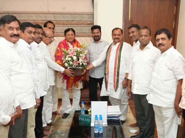 సీఎంను కలిసిన ప్రభుత్వ సలహాదారు సుదర్శన్ రెడ్డి