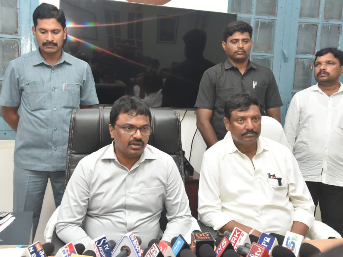 నష్టపోయిన రైతులందరినీ ఆదుకుంటాం: కలెక్టర్