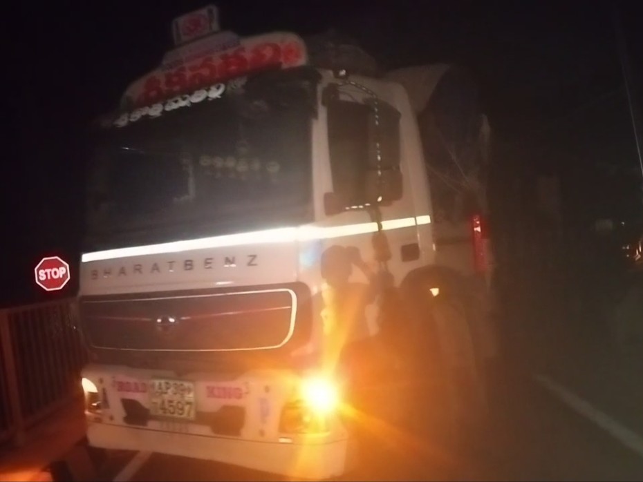 ‘అప్రోచ్ రోడ్డును వెడల్పు చేయాలి’