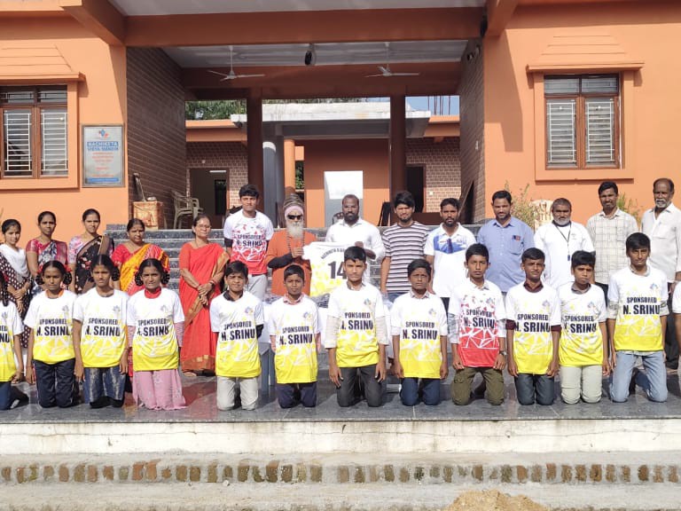 విద్యార్థులకు క్రీడా దుస్తులు అందజేత