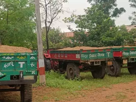 మూడు ఇసుక ట్రాక్టర్లు పట్టివేత