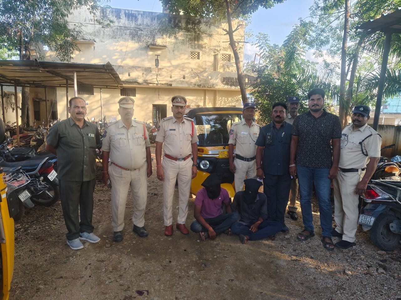 ప్రయాణికులను మోసం చేస్తున్న నిందితుడి అరెస్ట్: DSP