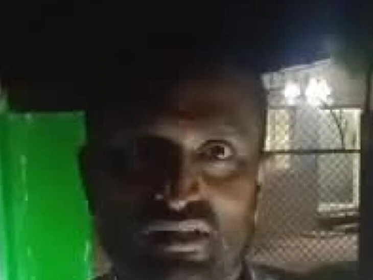 గుత్తిలో స్కూటీ డిక్కీ నుంచి నగదు దొంగతనం