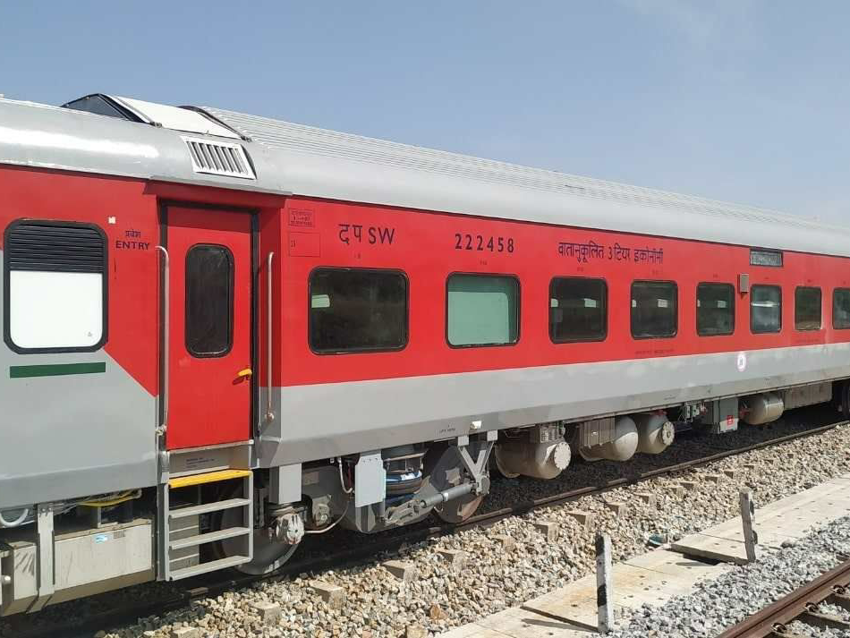 సంత్రగచ్చి–యశ్వంత్‌పూర్‌ స్పెషల్‌కు అదనపు ఏసీ కోచ్‌