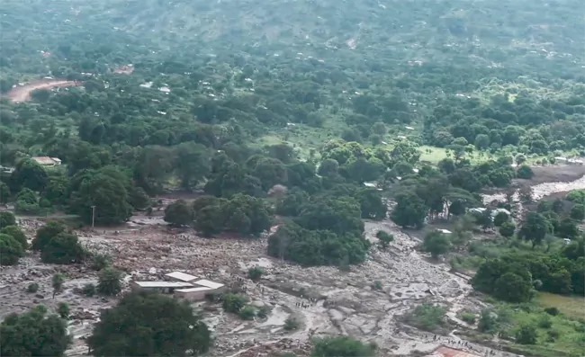 విరిగిపడ్డ కొండచరియలు.. 21 మంది మృతి
