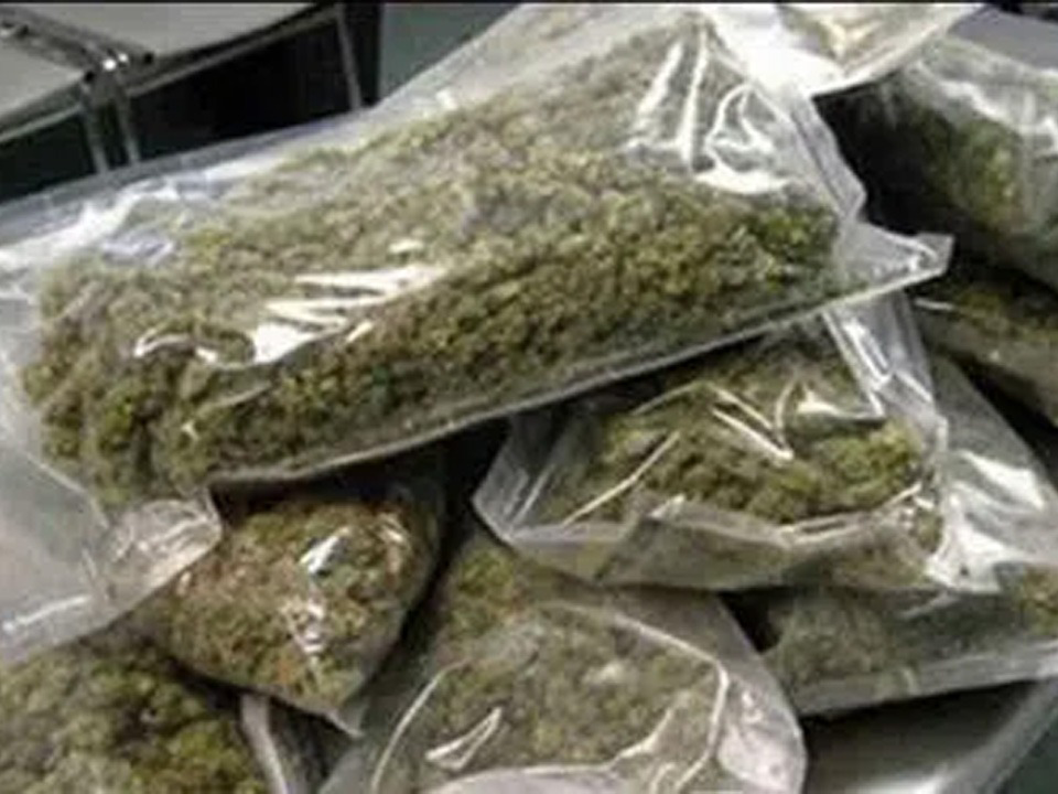 రైల్వే స్టేష‌న్‌లో గంజాయి స్వాధీనం