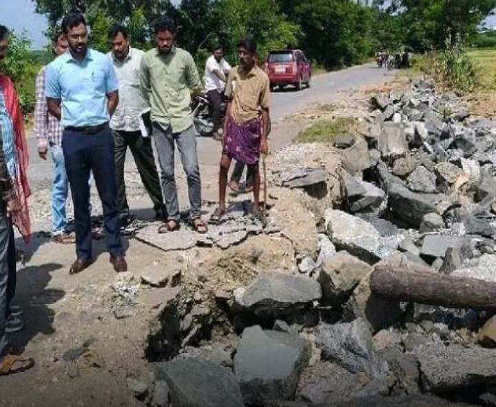 దెబ్బతిన్న రోడ్లను పరిశీలించిన అడిషనల్ కలెక్టర్