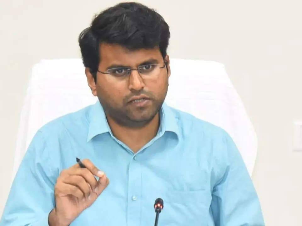 విద్యార్థిపైన ఉపాధ్యాయుడి దాడిపై వివరణ కోరిన కలెక్టర్