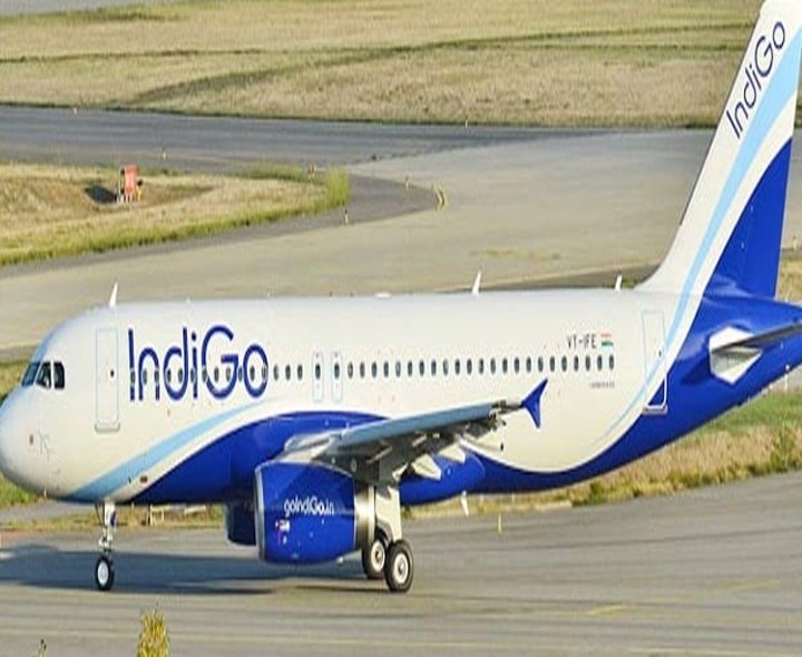 రన్‌వేపైకి వెళ్లిన విమానంలో పొగలు