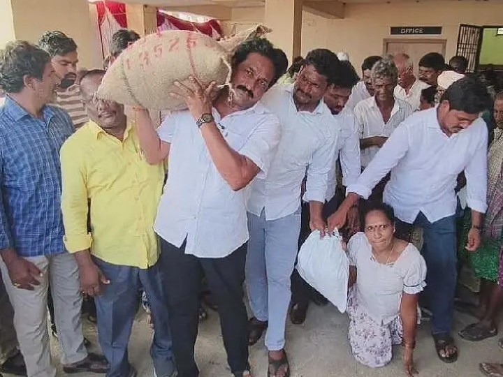 బియ్యం బస్తా మోసిన ఎమ్మెల్యే