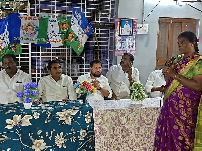 ఆర్లపాడులో సంతకాల సేకరణ చేపట్టిన వైసీపీ