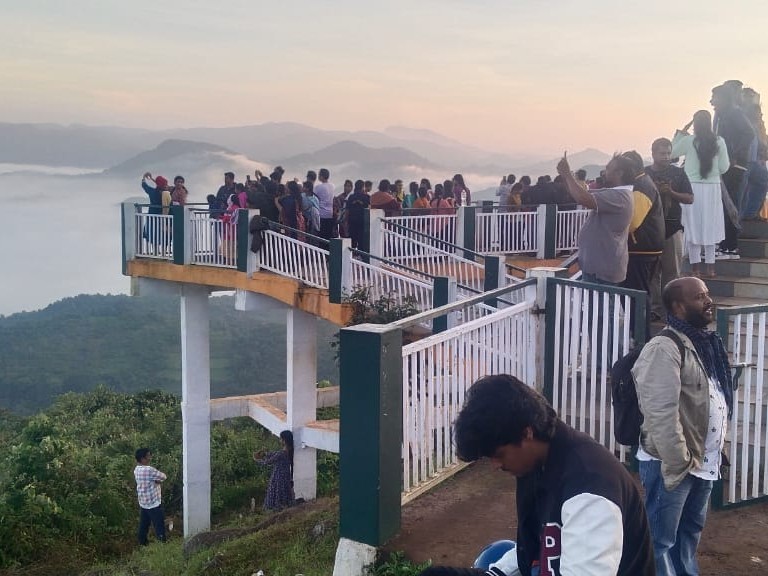 ఆంధ్ర కాశ్మీర్‌లో పర్యాటకుల సందడి