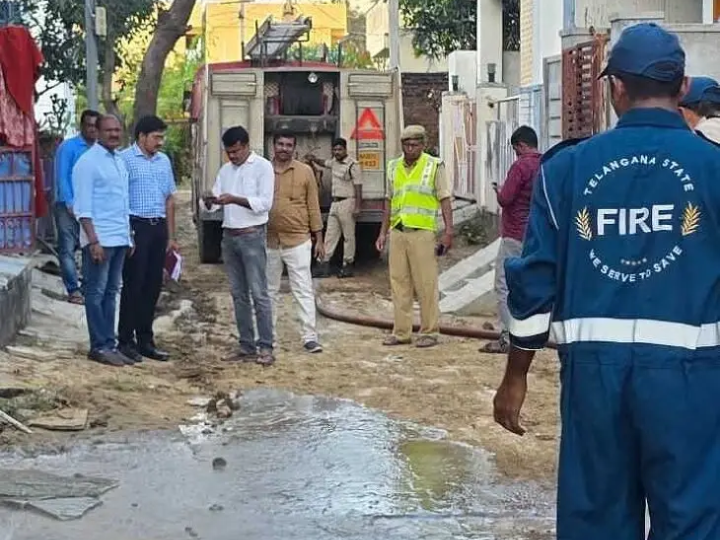 “ఫైర్ ఇంజన్లతో వరద నీటిని తొలగిస్తున్న సిబ్బంది”