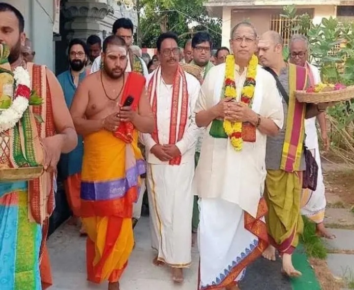 జలదీశ్వర స్వామిని దర్శించుకున్న చాగంటి