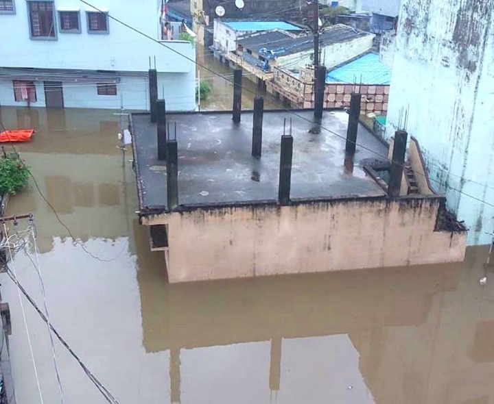 నీట మునిగిన కళాశాల.. ఇబ్బందిపడుతున్న విద్యార్థులు