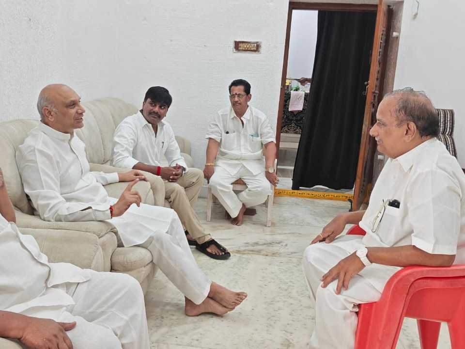 ముద్రగడతో భేటీ అయిన మాజీ మంత్రి