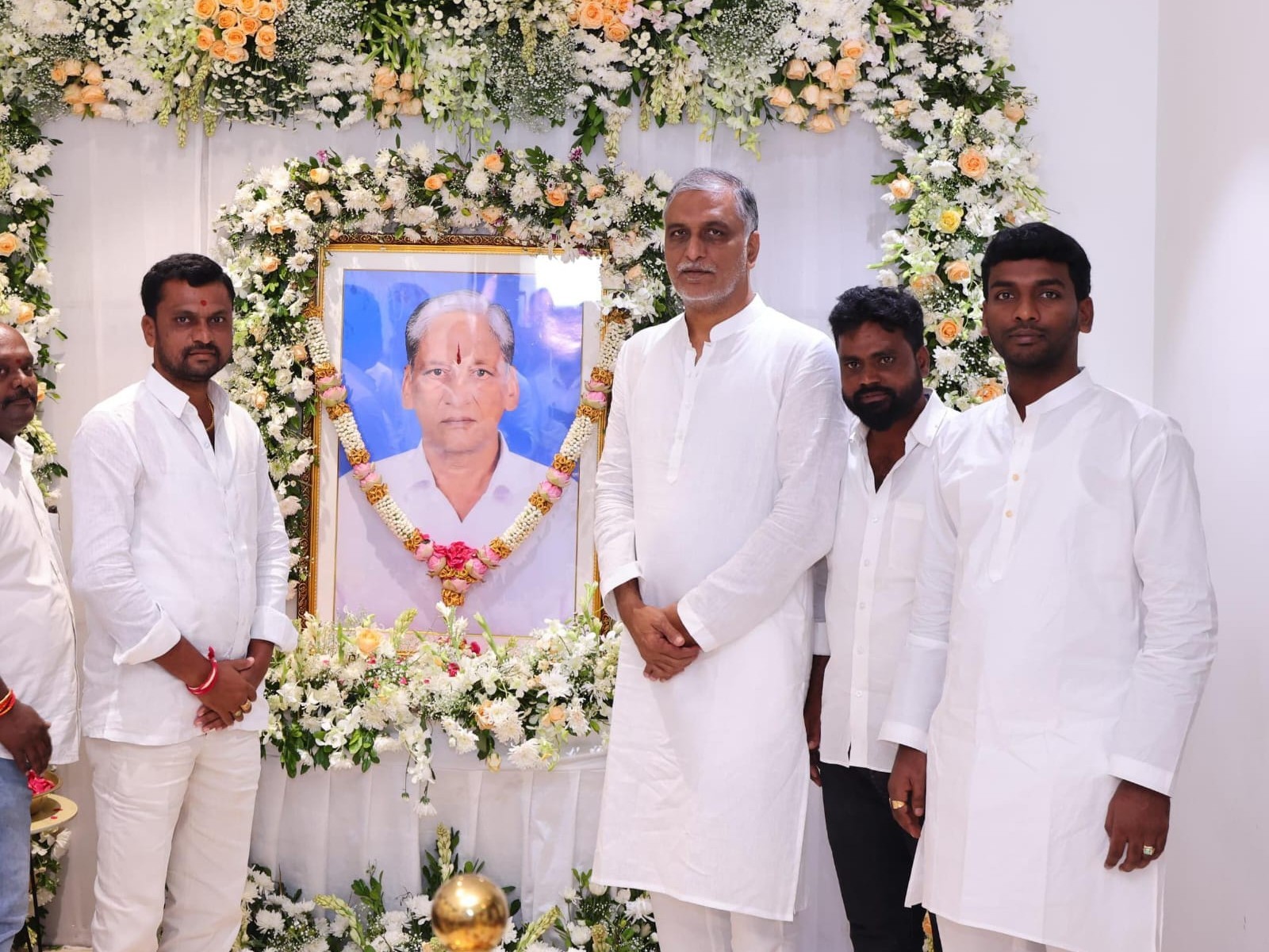 తన్నీరు సత్యనారాయణరావు చిత్రపటానికి నివాళి