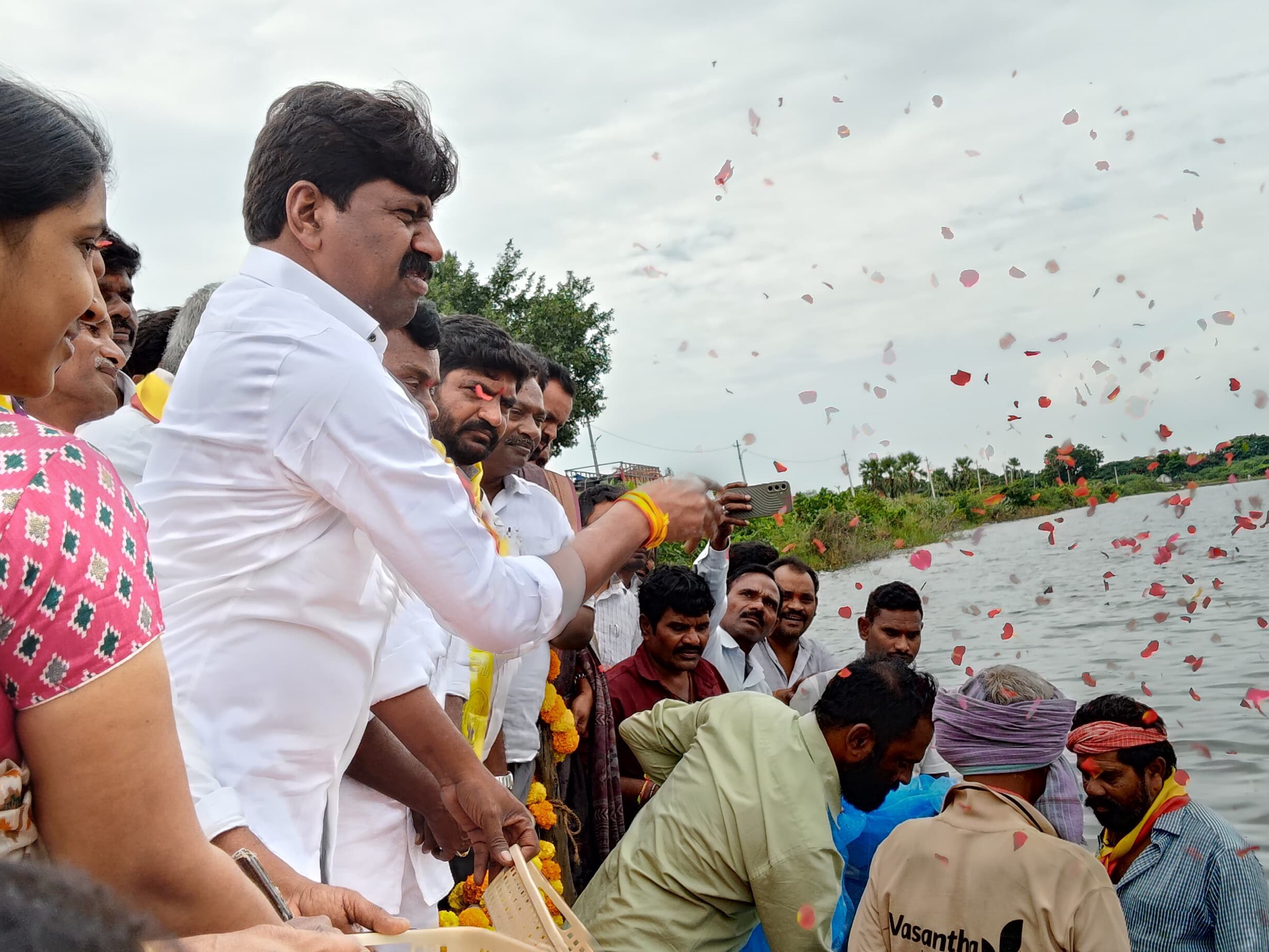 చేప పిల్లల పంపిణీ కార్యక్రమంలో ఎమ్మెల్యే