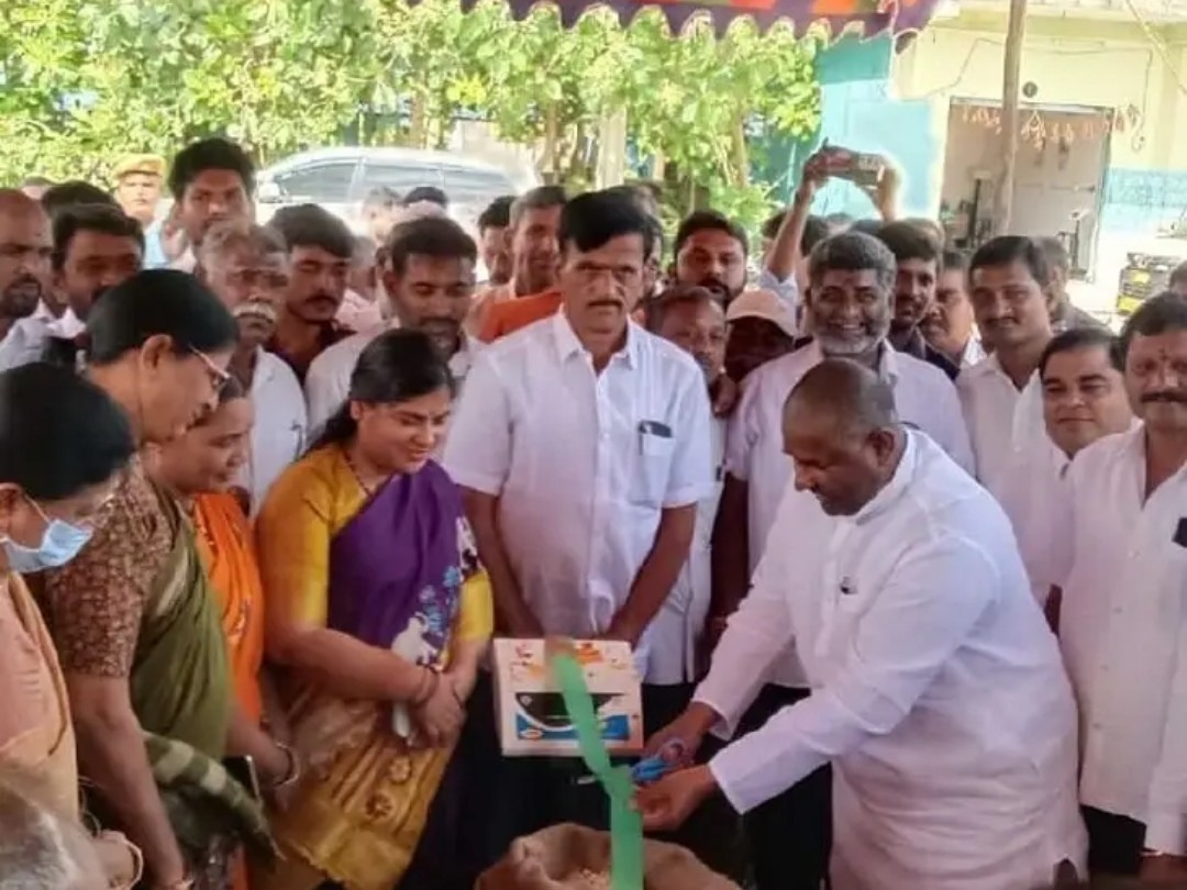 కొనుగోలు కేంద్రాల్లోనే ధాన్యాన్ని విక్రయించాలి: MLA