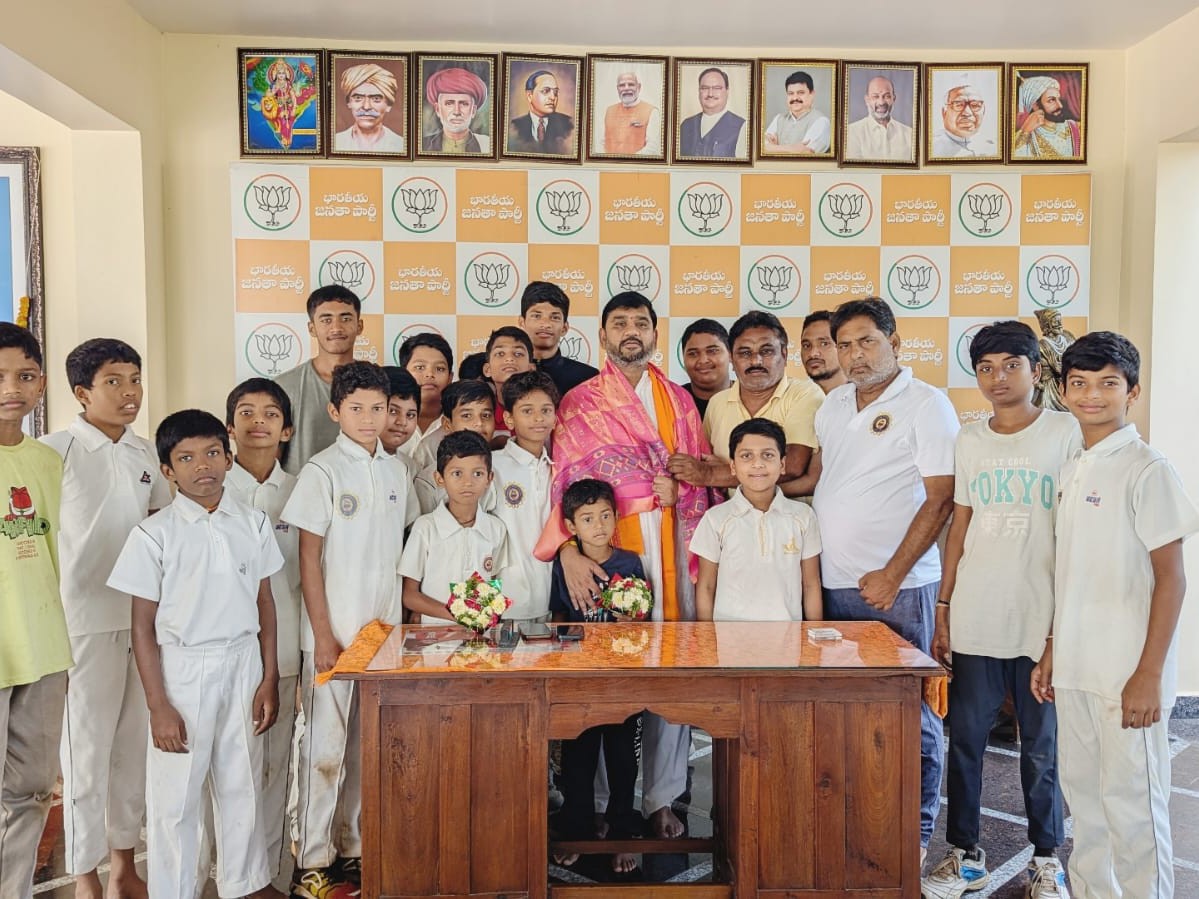 MLA ను కలిసి ధన్యవాదాలు తెలిపిన యువ క్రికెటర్లు