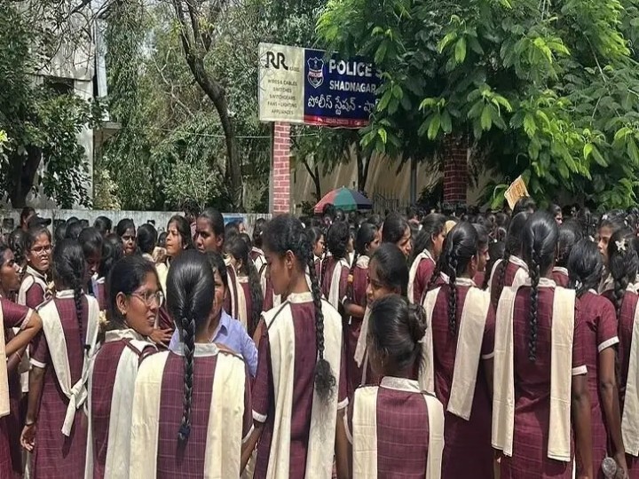 విద్యార్థినులను అరెస్ట్ చేసిన పోలీసులు..